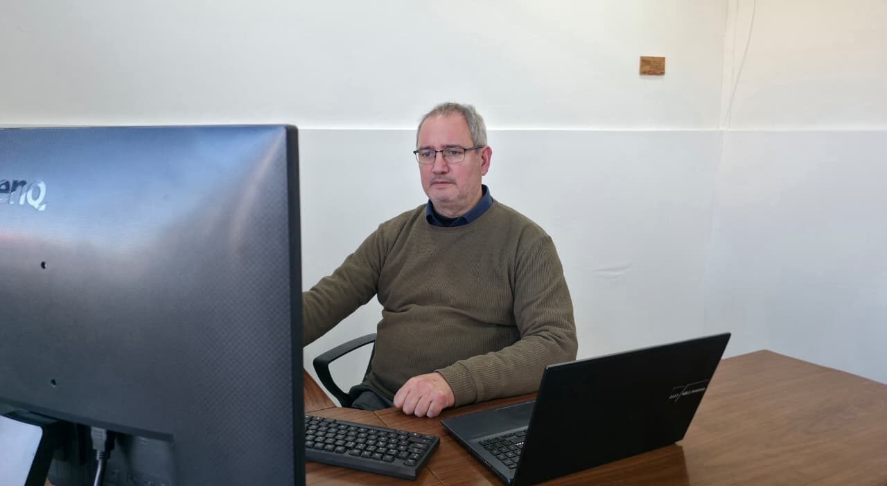 Leonardo Martín Mandile en su oficina de Villa La Florida, Quilmes, atendiendo una consulta de seguros